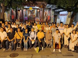 Yang joins community members in Tainan after presenting on the fight to save Nanshan Cemetery