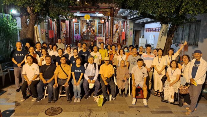 Yang joins community members in Tainan after presenting on the fight to save Nanshan Cemetery