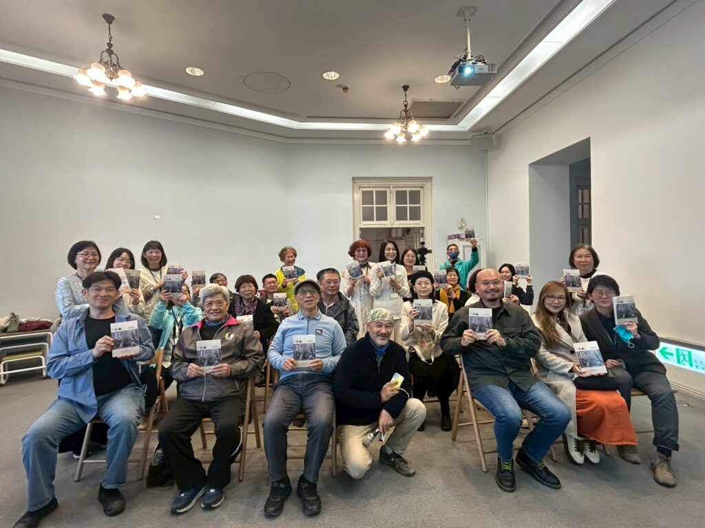 新書會發表合照